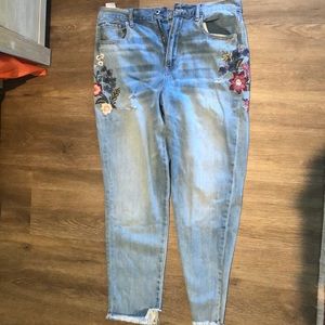Light wash mom jeans with flower embroidery